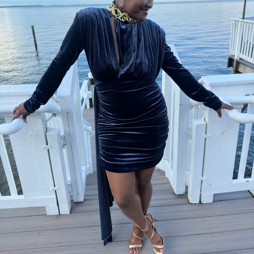 Miss Circle Size 10 Gracyn Blue Cutout Long Sleeve Draping Velvet Dress.